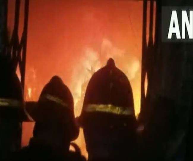 महाराष्ट्र के भिवंडी में स्थित काजी परिसर में बंद कपड़े की फैक्ट्री में रविवार रात आग लग गई।