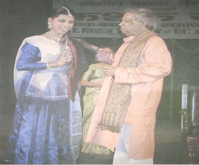 जमशेदपुर में शहर की कथक नृत्यांगना नवमीता चौधरी को सम्मानित करते पं. बिरजू महाराज।