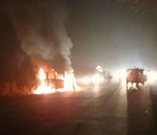शिवराजपुर में सड़क पर कार पूरी तरह जल गई।