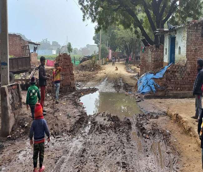 मुरसान क्षेत्र के ग्राम भकरोई में जल निकासी का कोई इंतजाम नहीं होने से सड़कों पर जलभराव हो गया है।