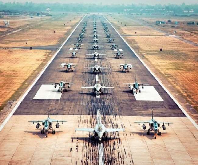 गणतंत्र दिवस परेड में इस बार 5 राफेल सहित 75 लड़ाकू विमान जलवा दिखाएंगे। (फोटो-एएनआइ)