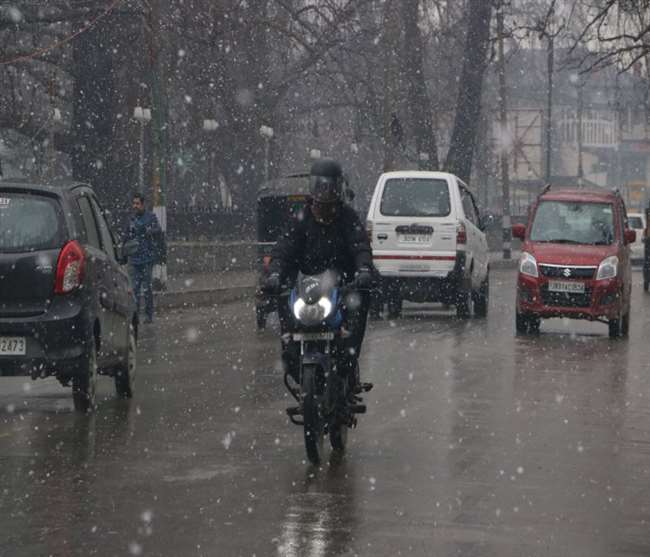 जम्मू-कश्मीर और लद्दाख दोनों में किसी भी तरह की भारी बारिश व हिमपात का कोई पूर्वानुमान नहीं है।