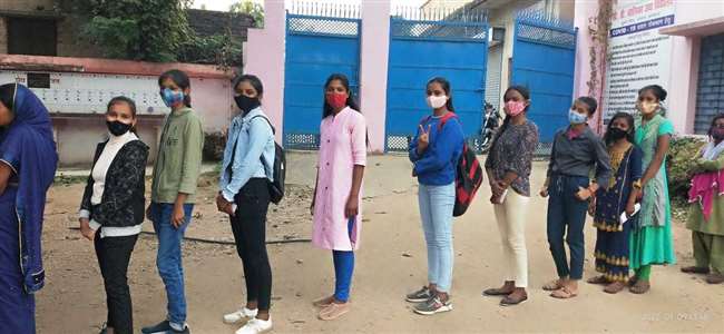 झारखंड में उत्साह के साथ टीका लगवा रहे बच्चे, बूस्टर डोज में पिछड़ा कोडरमा