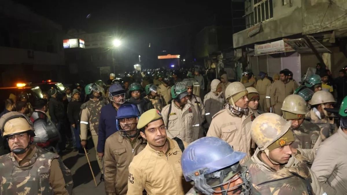 अलीगढ़ में हिंदू-मुस्लिमों में संघर्ष, पथराव-फायरिंग, तीन घायल।