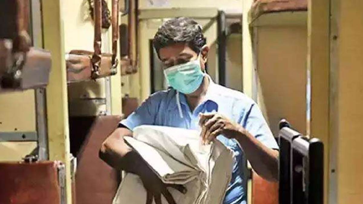 Indian Railway IRCTC ट्रेनों में जारी बदबूदार कंबल मिलने की शिकायतें