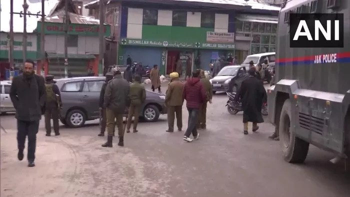 Jammu Kashmir: बडगाम में सुरक्षाबलों और आतंकियों के बीच मुठभेड़