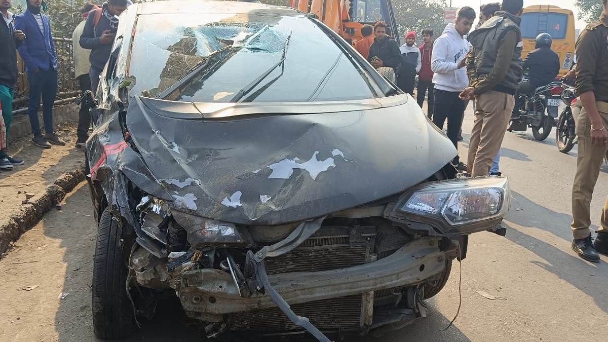 in kanpur uncontrolled car fell 40 feet from govindpuri bridge due to tire burst