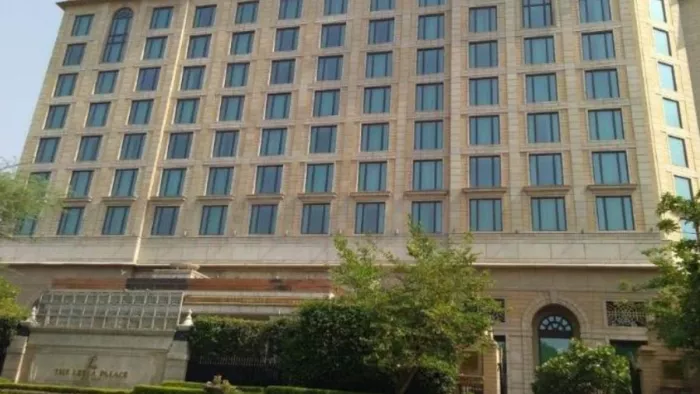 Man cheated with Hotel Leela Palace. झूठ बोलकर दिल्ली के फाइव स्टार होटल में 112 दिनों तक की मौज.