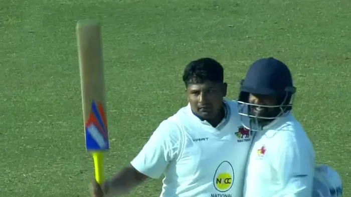 Sarfaraz Khan Ranji Trophy Century: सरफराज खान ने जड़ा दिल्ली के खिलाफ शतक (फोटो क्रेडिट ट्विटर)
