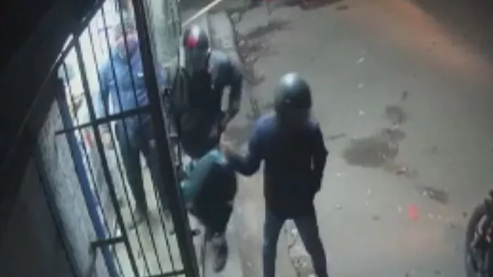 Delhi Crime: CCTV Shastri Park areas robbery CCTV video has come out, miscreants shot shop owner leg