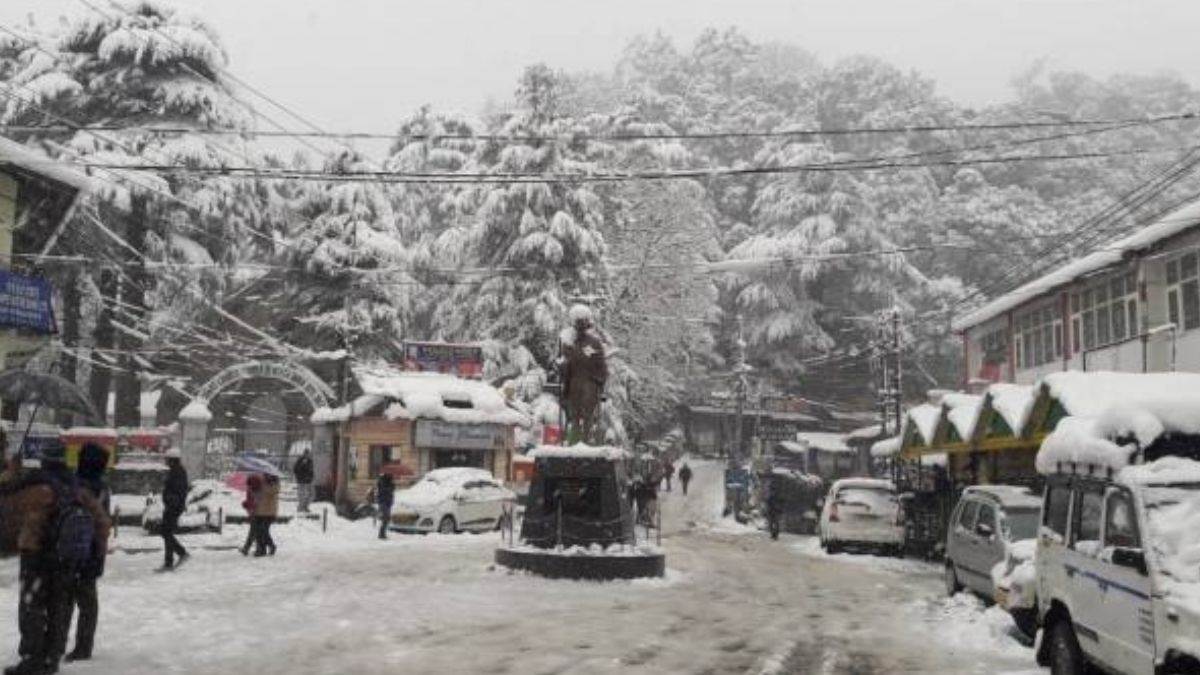 Dalhousie Weather बर्फ से बढ़ी फिसलन में गाड़ियां हो रही स्किड