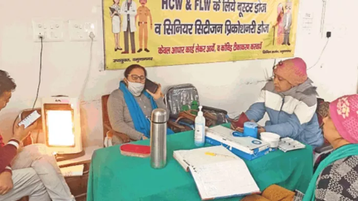 कोरोना की आहट से केंद्रों पर टीकाकरण कराने पहुंच रहे लोग, विभाग के पास वैक्सीन खत्म