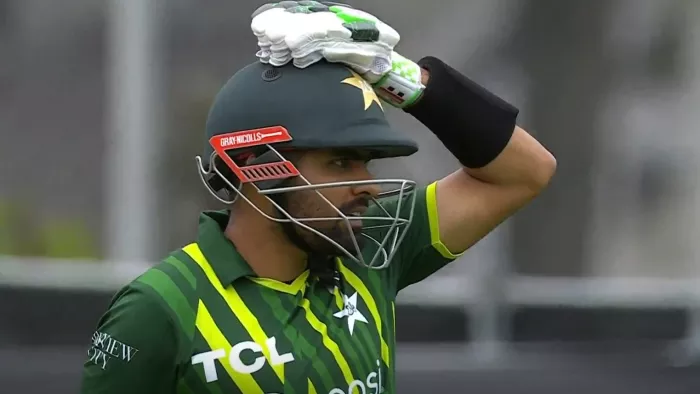 NZ vs PAK: बाबर आजम के शॉट से घायल हुआ फैन।