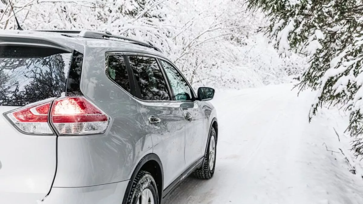 Snow Driving Tips: विंटर ट्रिप पर जाने से पहले कर लीजिए ये तैयारी, बर्फीले इलाके में नहीं फंसेगी आपकी गाड़ी