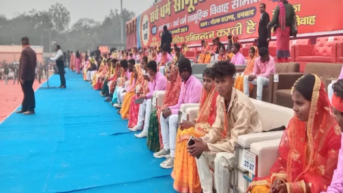 गोल्फ ग्राउंड विवाह मंडप में आयोजित सामूहिक विवाह।