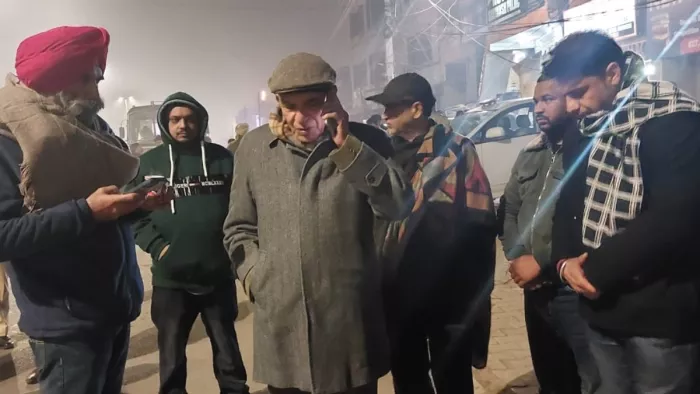 पूर्व सांसद पवन बंसल जब जसबीर बंटी फोन पर बातचीत करते हुए