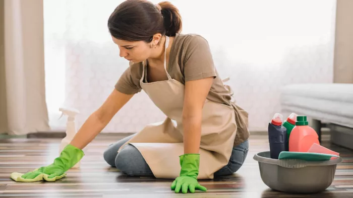 Floor Cleaning Tips: फर्श पर जमे जिद्दी काले निशान को ऐसे करें साफ