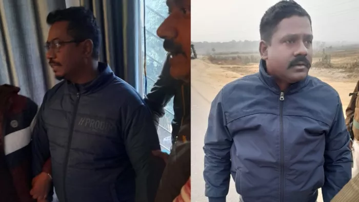रंगे हाथों गिरफ्तार गुमला DEO व कंप्यूटर ऑपरेटर। (जागरण फोटो)