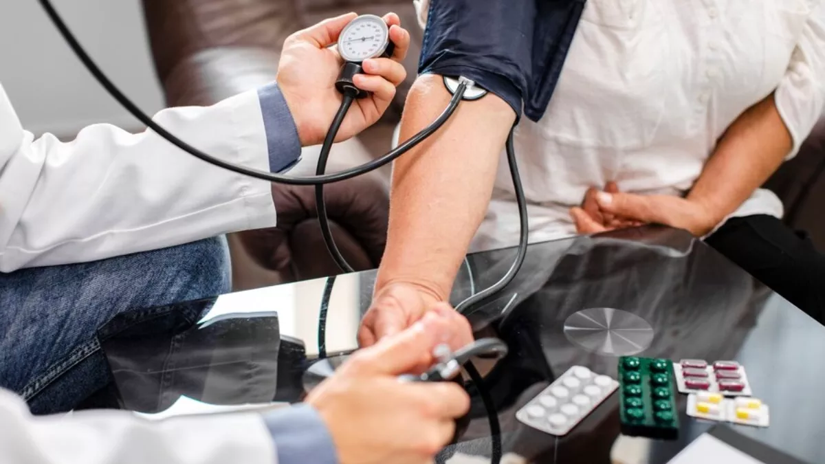 सर्दियों में अक्सर बढ़ सकती है Hypertension की समस्या, इन 4 संकेतों से करें हाई बीपी की पहचान