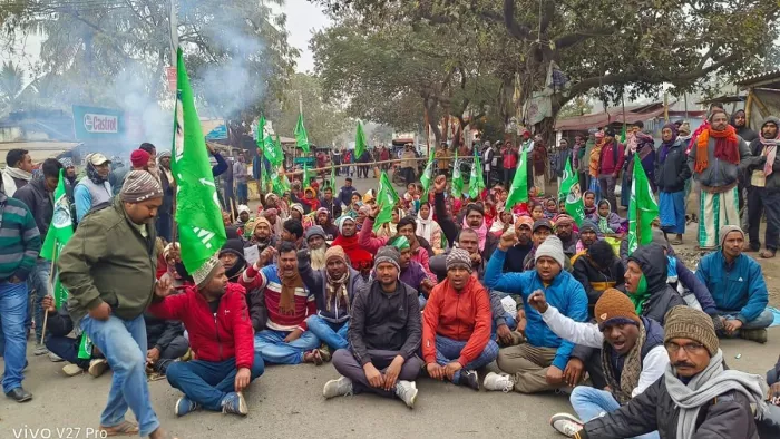सड़क पर उतरे झामुमो कार्यकर्ता, जगह-जगह जाम।