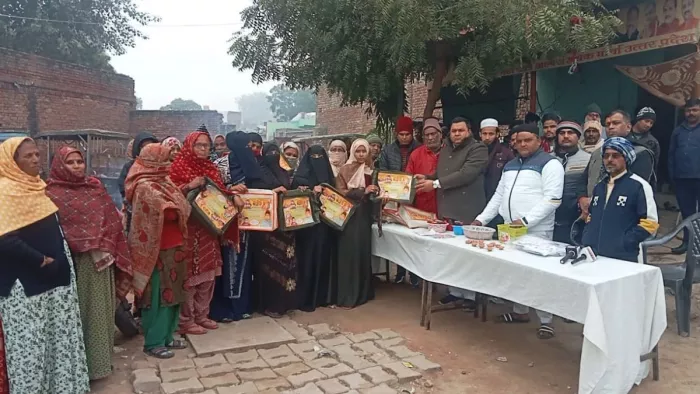 आगरा की मुस्लिम बस्तियों में दीपक बांटते अल्पसंख्यक आयोग के अध्यक्ष।