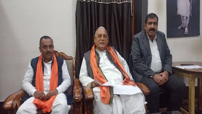 पत्रकार वार्ता करते पूर्व मंत्री रामचंद्र चंद्रवंशी व अन्य