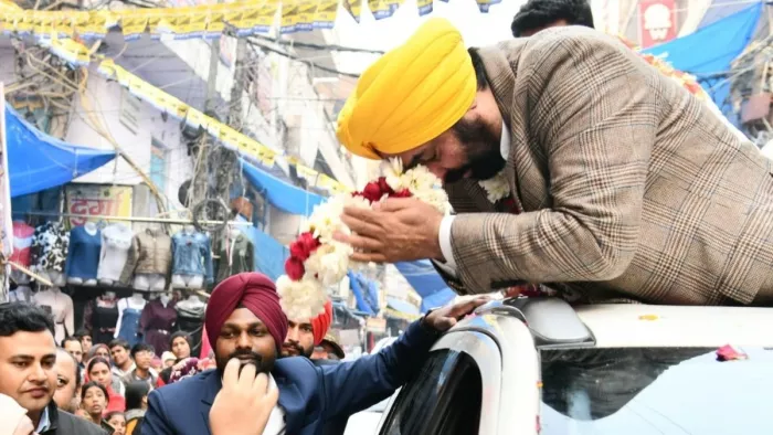 घोंडा विधानसभा में रोड शो के दौरान लोगों का अभिवादन स्वीकार करते पंजाब के CM भगवंत मान।सौजन्य -आप