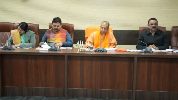 सर्किट हाउस में अधिकारियों संग समीक्षा बैठक करते मुख्यमंत्री योगी आदित्यनाथ। सूचना विभाग