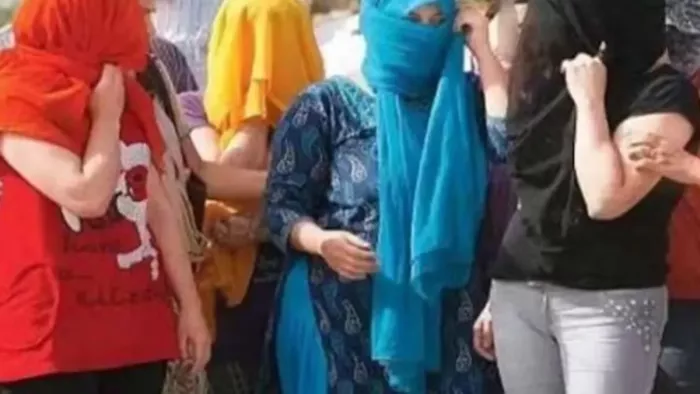 दिल्ली के वसंत कुंज इलाके से 10 युवतियों को देह व्यापार के धंधे से छुड़ाया।