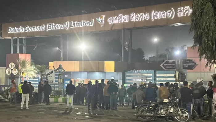 ओडिशा के राजगांगपुर में डालमिया सीमेंट के गेट के बाहर हंगामा मचाते परिजन। (फोटो- जेएनएन)