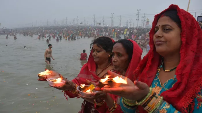 महाकुंभ में लगे कल्पवासी शिविरों में लोगों को मिला नया परिवार।