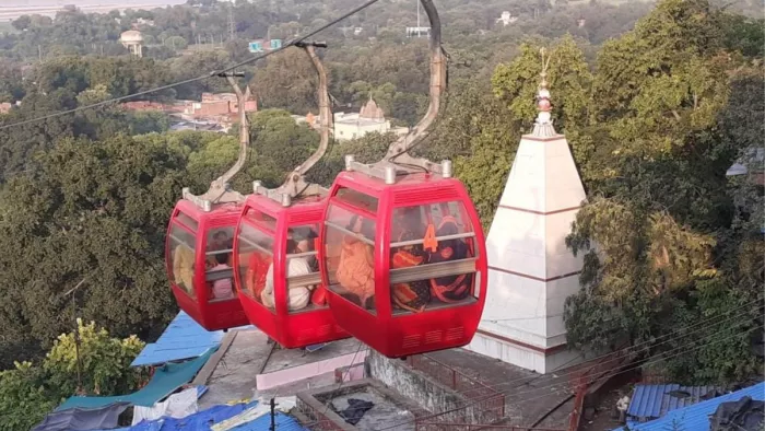 अष्टभुजा मंदिर के पास रोप-वे से घाटी का अद्भुत नजारा निहारते श्रद्धालु। जागरण