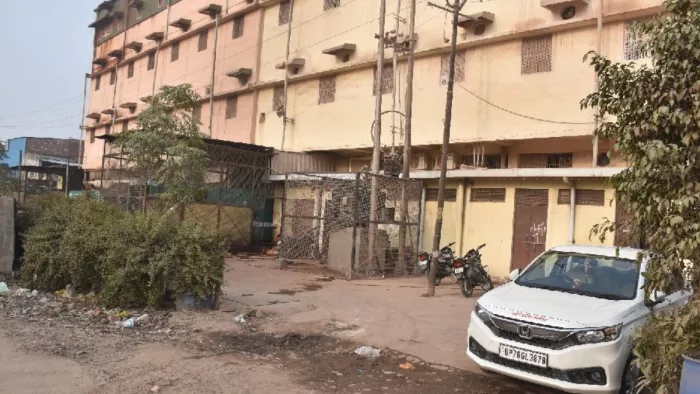 ट्रांसपोर्ट नगर में पान मसाला फैक्ट्री के सामने खड़ी राज्य कर विभाग की गाड़ी । जागरण आर्काइव