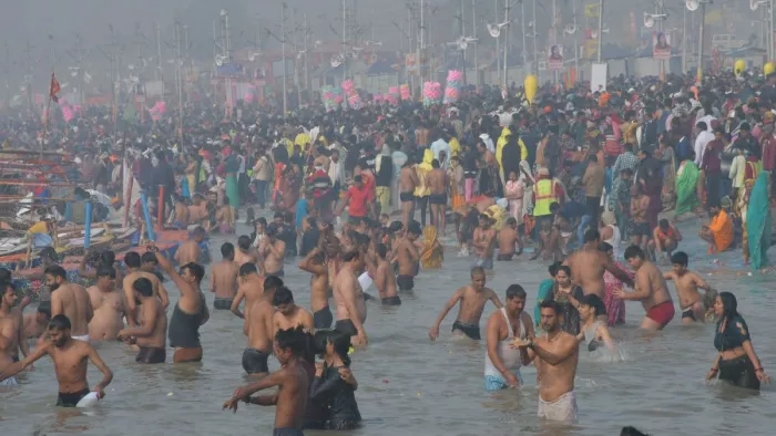 महाकुंभ : स्नान के लिए उमड़ी भीड़ - उत्तम राय चौधरी