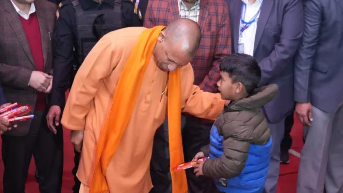 शेल्टर होम में रुके लोगों से मुख्यमंत्री योगी आदित्यनाथ ने बातचीत किया और बच्चे को दुलारा भी। सूचना विभाग