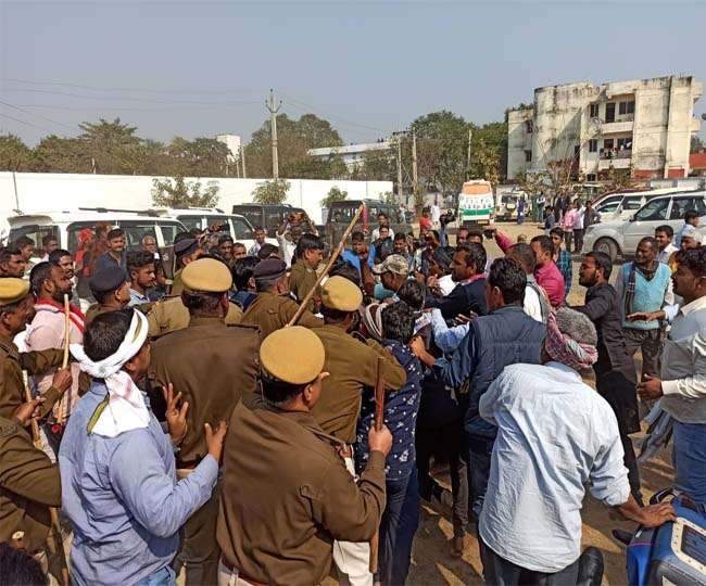 बिहार: मंच पर पहुंचे कन्हैया पर युवक ने उछाली चप्पल, बताया देशद्रोही, समर्थकों ने पीटा
