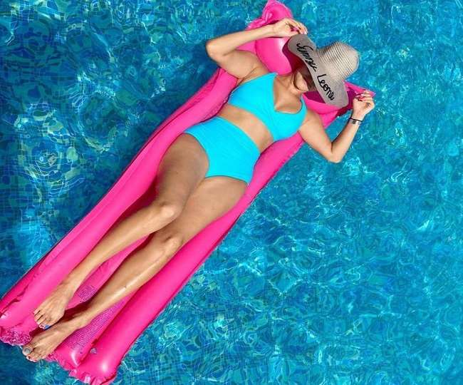 Sunny Leone bikini pics, Sunny Leone shares her latest swimming pool  picture, Sunny Leone viral photos