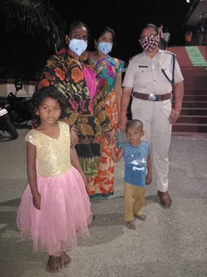 लावारिस घूमती महिला और दो बच्चे बरामद