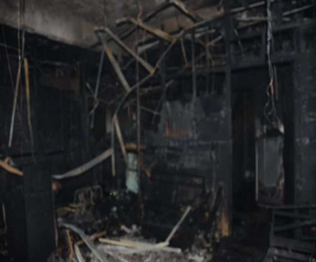 नोएडा में स्पा सेंटर में लगी आग, महिला मैनेजर और युवक की दम घुटने से मौत