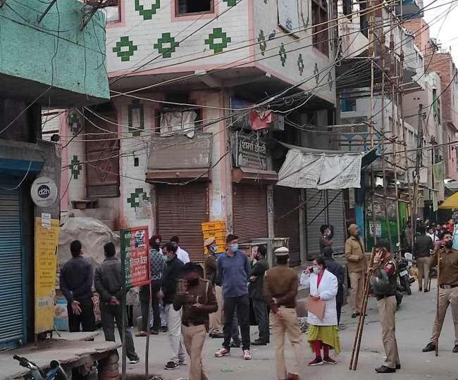 पुरानी सीमापुरी डी ब्लाक स्थित इसी गली में मकान में चल रही है जांच।
