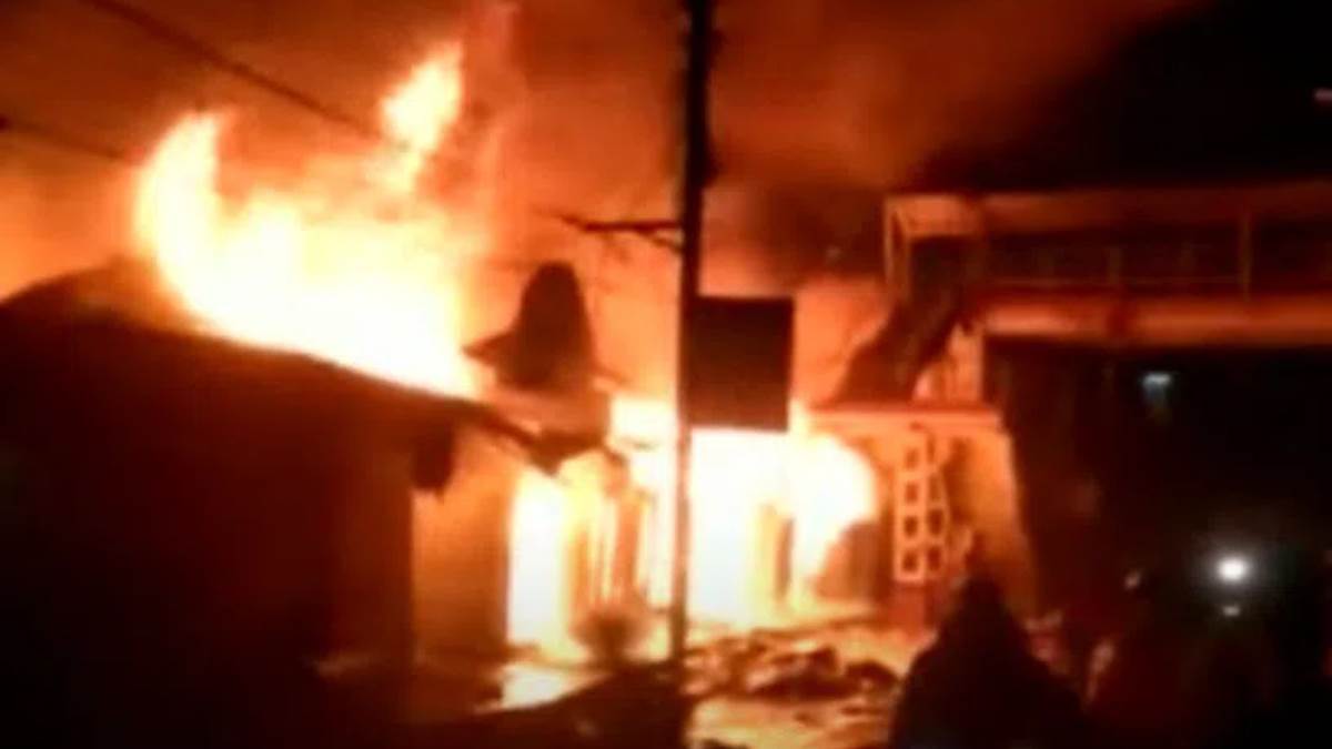 https://www.jagranimages.com/images/newimg/17022023/17_02_2023-fire_incident_in_jorhat_23331986.jpg