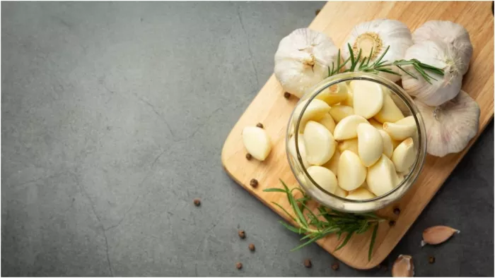 Garlic Side Effects: अनेकों लाभ वाले लहसुन से भी हो सकता है नुकसान, जानें अधिक सेवन के साइड इफेक्ट्स