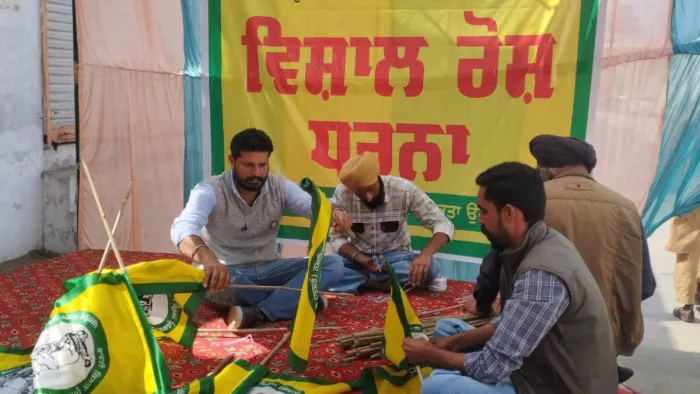 सुनील जाखड़ के आवास के बाहर किसानों का धरना