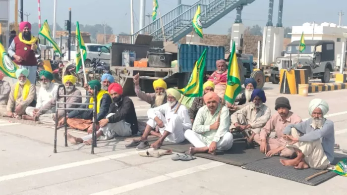 किसानों ने दिल्ली-फाजिल्का टोल प्लाजा पर किया कब्जा