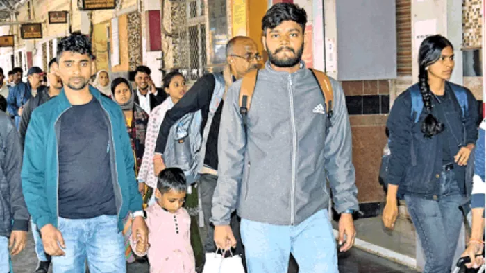 रविवार को एलटीटी एक्सप्रेस में नहीं चढ़ पाने से निराश लौटते यात्री l जागरण