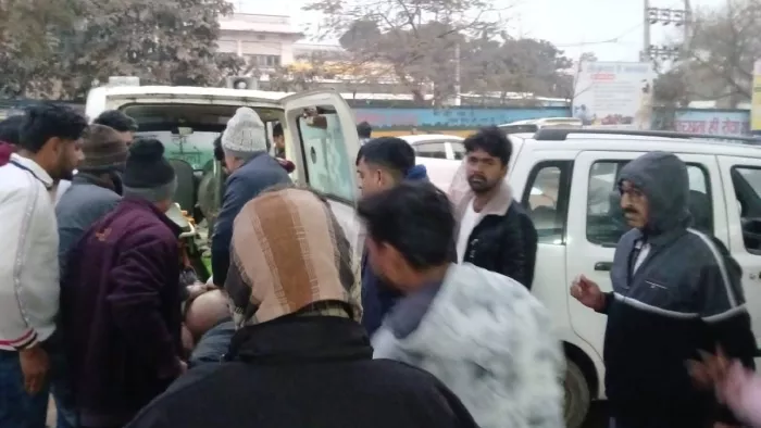नरकटियागंज अनुमंडल अस्पताल के गेट पर उसे एंबुलेंस में चढ़ाते विद्युत कर्मी। सौ. अस्पताल