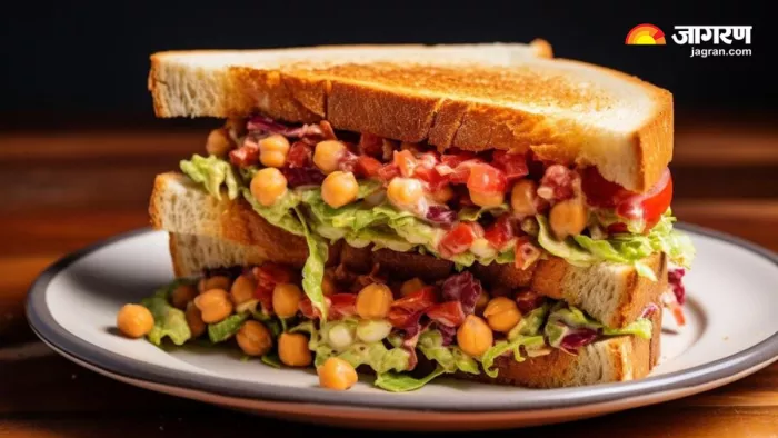 Chana Sandwich Recipe: बचे हुए चने से झटपट बनाएं टेस्टी सैंडविच (Image Source: Freepik)