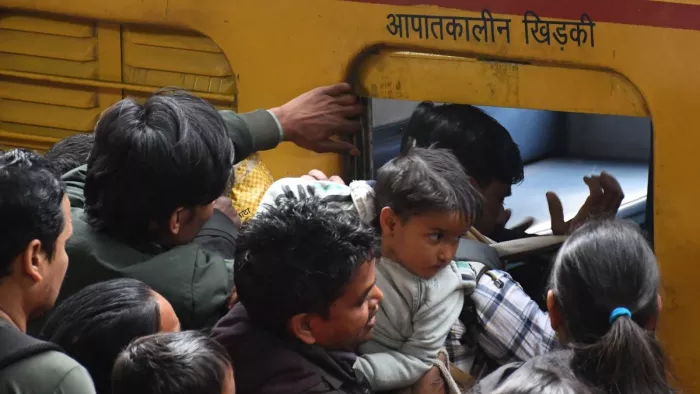 नई दिल्ली रेलवे स्टेशन पर रविवार को खिड़की अंदर घुसते यात्री। फोटो- जागरण