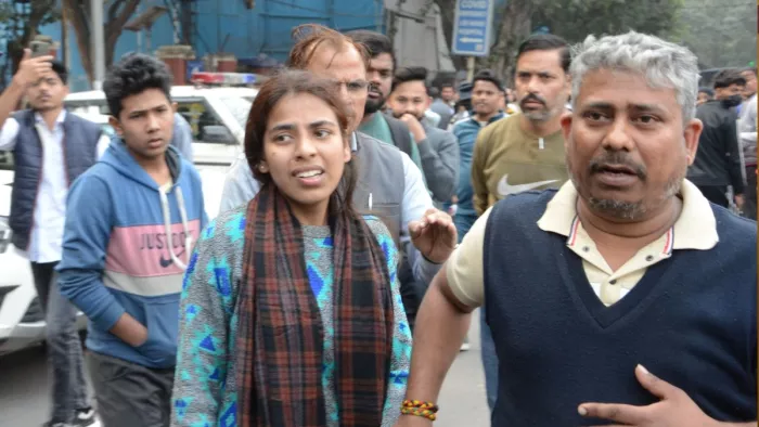 लोकनायक अस्पताल के बाहर घायल राम बहादुर के शोकाकुल स्वजन। फोटो- जागरण