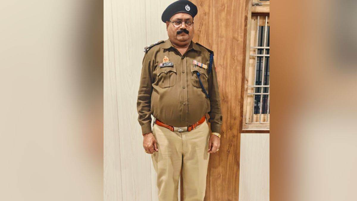 fake ips officer hemant bundela arrested in jalesar etah uttar pradesh reached for woman friend help